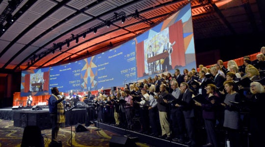 Friday night prayers at the Union for Refrom Judaism Biennial featured a 78-person choir and screens projecting the words of the service. (Rob Dicker/Union for Reform Judaism)