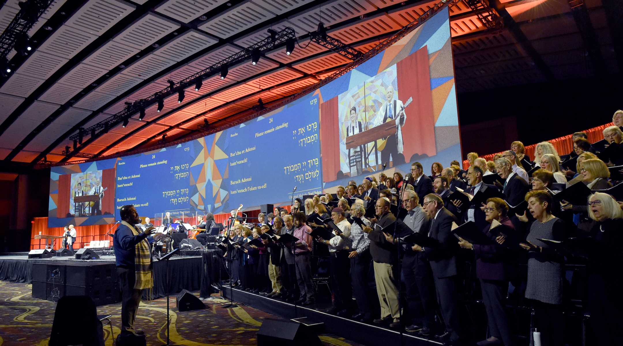 Friday night prayers at the Union for Refrom Judaism Biennial featured a 78-person choir and screens projecting the words of the service. (Rob Dicker/Union for Reform Judaism)