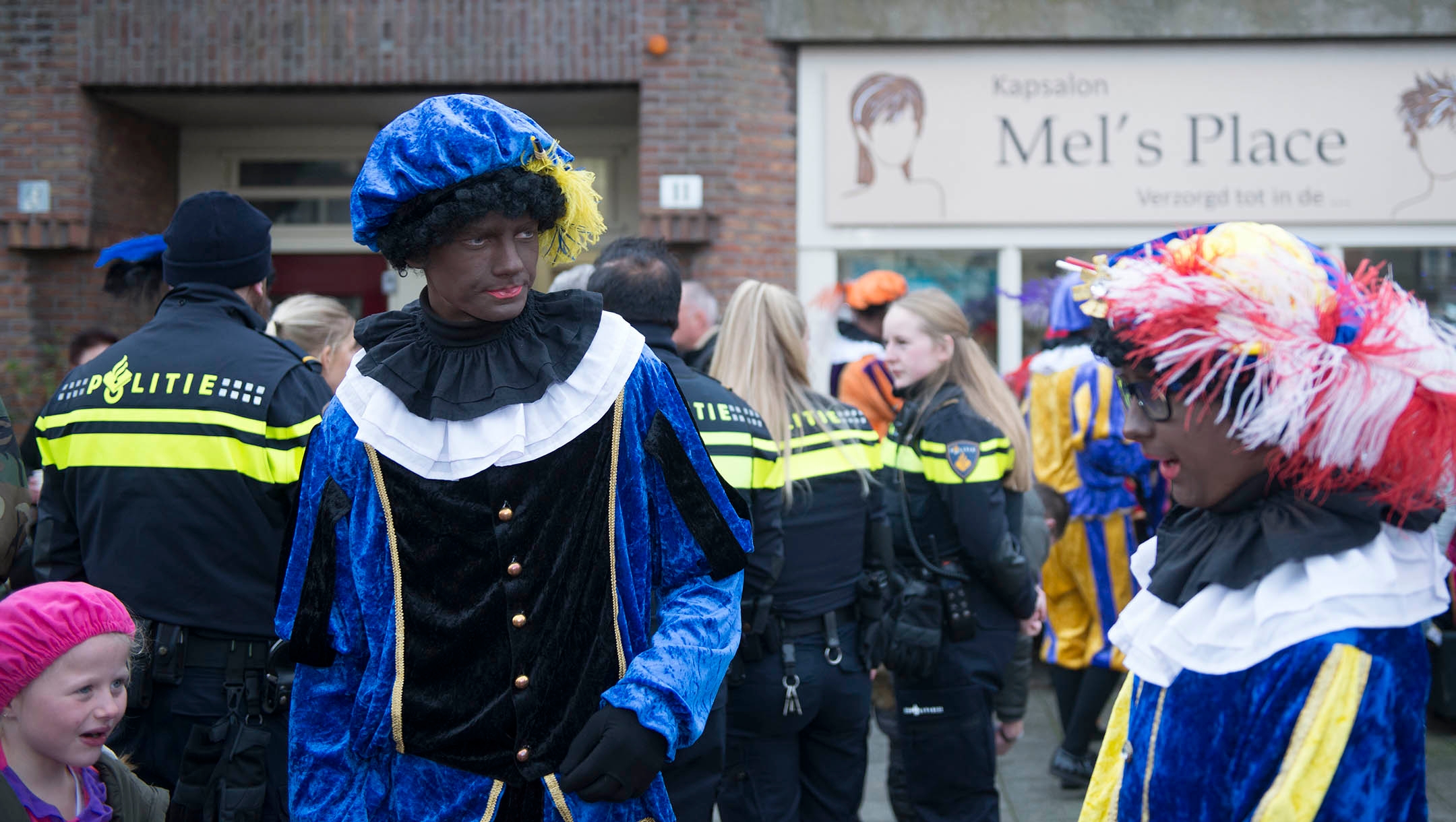 A man dressed like Black Pete entertaining children under police protection in northern Amsterdam, the Netherlands on Nov. 16, 2019. (Cnaan Liphshiz)