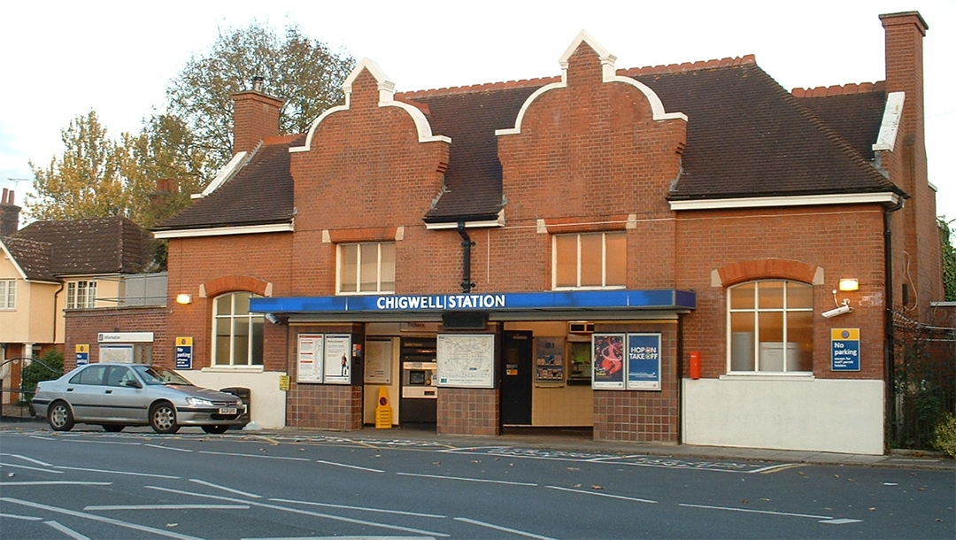 A train station in the neighborhood of Chiogwell, London, the United Kingdom. (Wikimedia Commons)