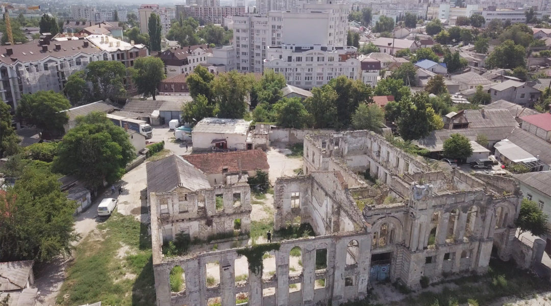 A ruined synaggoue in Chisinau, Moldova. (Cnaan Liphshiz)