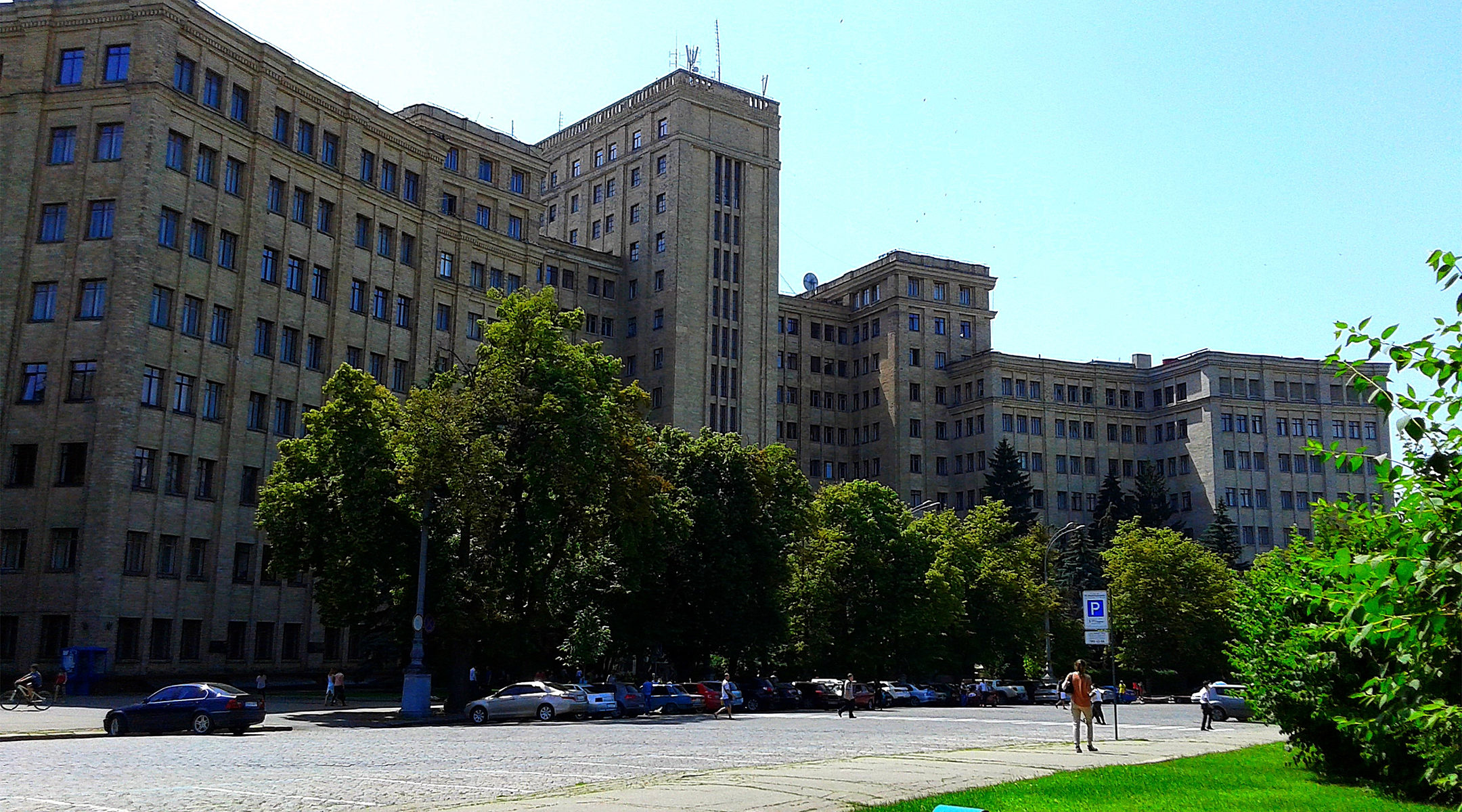 Pedestrian walking past V.N. Karazin Kharkiv National University in Kharkiv, Ukraine on June 21, 2016. (Viktor O. Ledenyov/Wikimedia Commons)