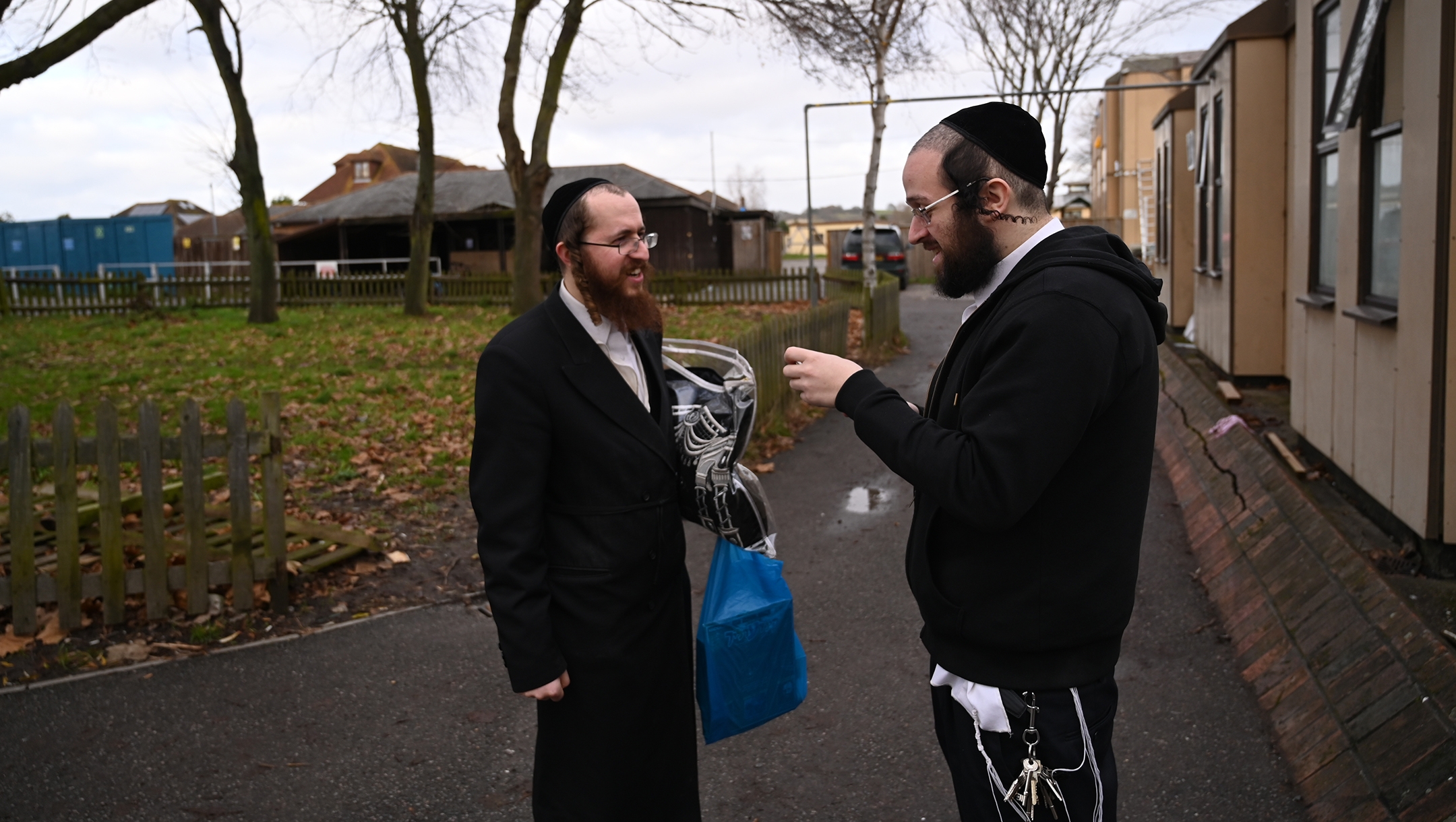 Jacob Gross, right, speaking to a resident of Canvey Island, UK outside the town's synagogue on Dec. 13, 2019. (Cnaan Liphshiz)