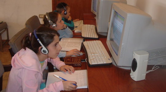 Chabad children in Argentina study in the movement's online school in 2007. During the new coronavirus outbreak, the school has offered guidance to other Jewish schools transitioning to remote learning. (Courtesy of the Nigri International Shluchim Online School)