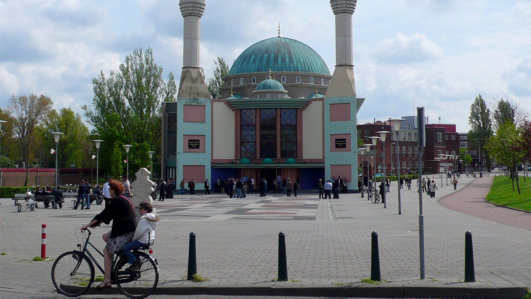 Cyclist passing by the Mevlana Mosque in Rotterdam, The Netherlands on May 2, 2008. (Ruud Zwat/Wikimedia Commons)