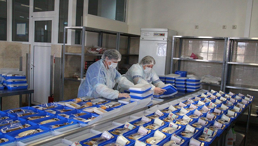 Employees of the Airports of Regions firm preparing meals for Russian over 65 on March 31, 2020. (Courtesy of Airports of Regions)