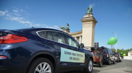 Drivers celebrating Lag B'Omer at a festive convoy through the Hungarian capital on May 12, 2020. (Andras D. Toth)