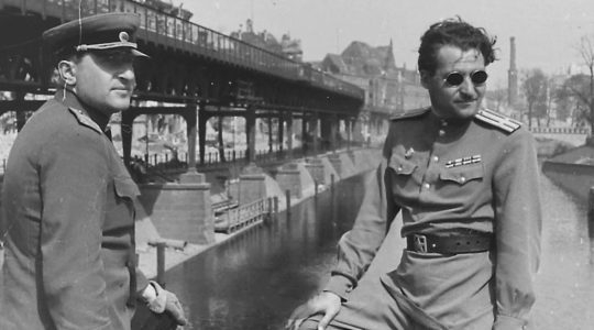 Major-General Matvey Weinrub, left, and writer Konstantin Simonov on the Hallesche-Tor-Brücke Bridge over the Landver Canal in Berlin, Germany in May 1945. (From the collection of the Moscow Jewish Museum and Tolerance Center)
