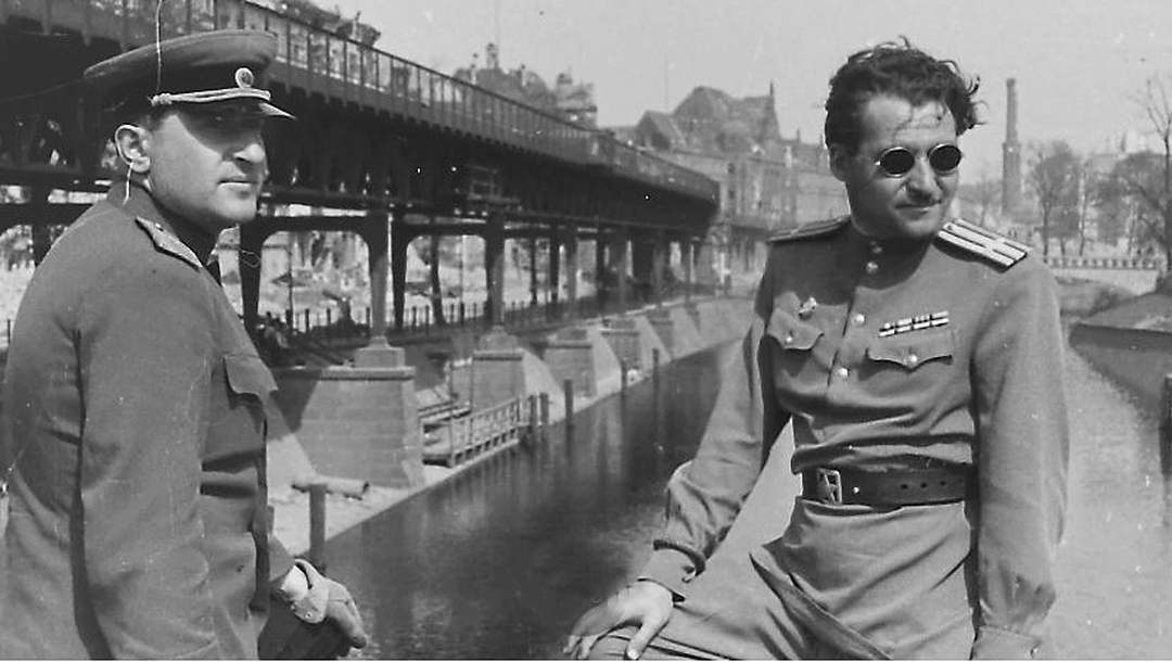 Major-General Matvey Weinrub, left, and writer Konstantin Simonov on the Hallesche-Tor-Brücke Bridge over the Landver Canal in Berlin, Germany in May 1945. (From the collection of the Moscow Jewish Museum and Tolerance Center)