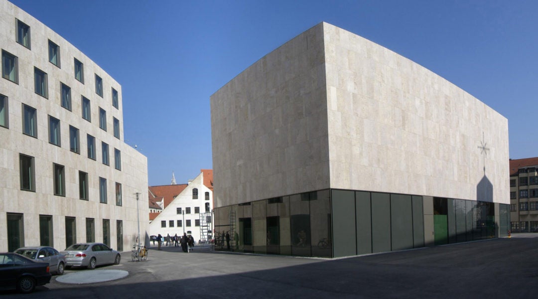 Pedestrians walking outside the Jewish Museum of Munich on March 24, 2007. (Wikimedia Commons/Maximilian Dörrbecker)