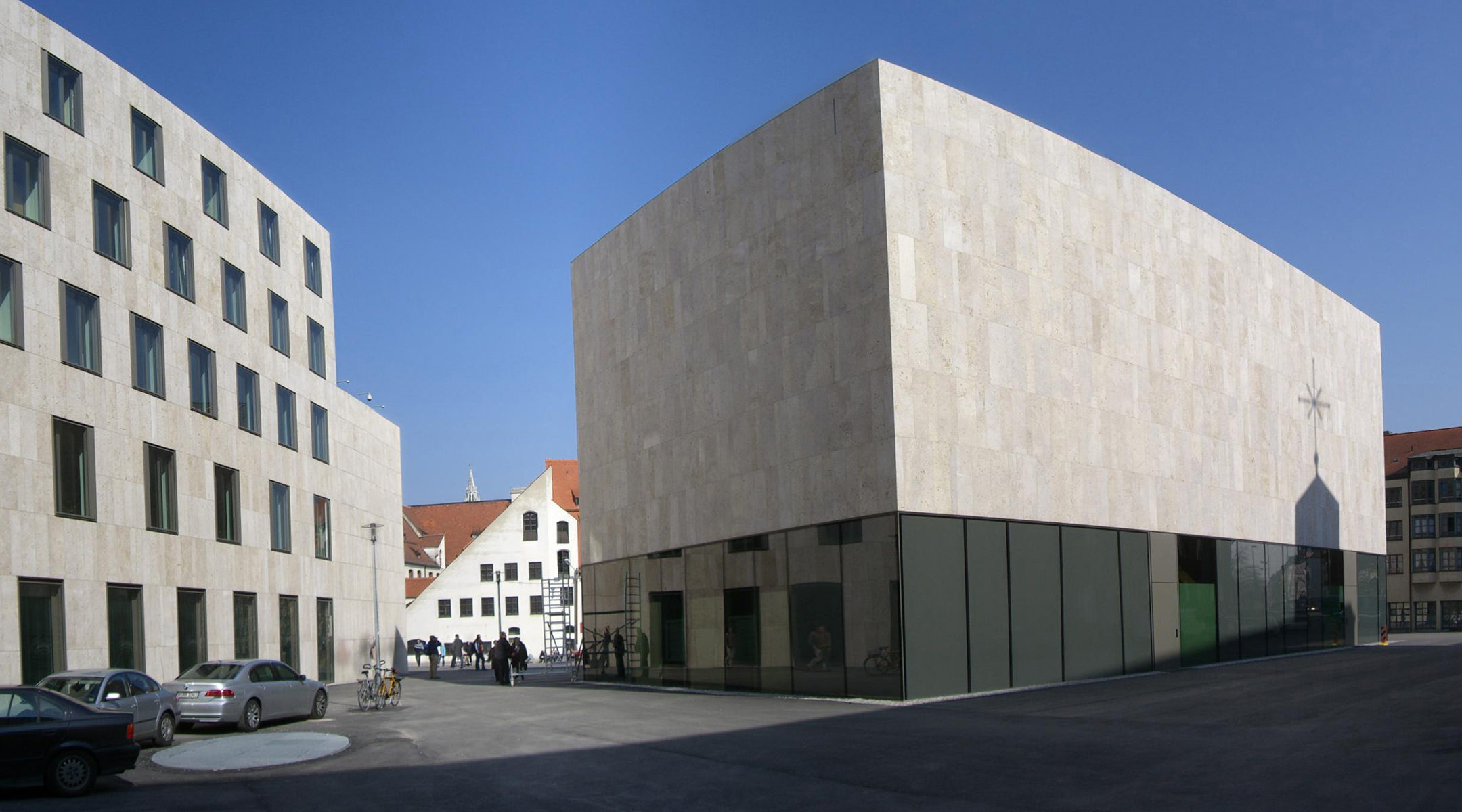 Pedestrians walking outside the Jewish Museum of Munich on March 24, 2007. (Wikimedia Commons/Maximilian Dörrbecker)