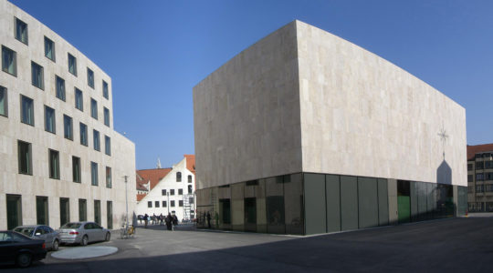 Pedestrians walking outside the Jewish Museum of Munich on March 24, 2007. (Wikimedia Commons/Maximilian Dörrbecker)