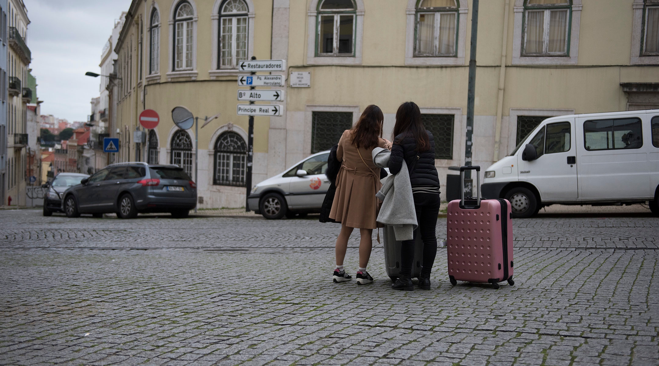 שתי נשים ישראליות מגיעות לליסבון, פורטוגל ב -15 בפברואר 2016. (Cnaan Liphshiz)