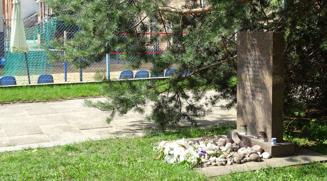 A memorial at site of Lietukis Garage massacre of Jewish Men in Kaunas, Lithuania (Flickr/Adam Jones)