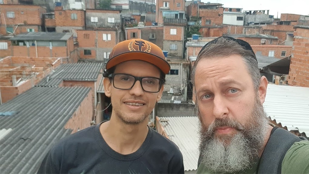 Rabbi Gilberto Ventura, right, and a volunteer in a favela of Sao Paulo, Brazil on May 27, 2020. (Courtesy of Sinagoga sem Fronteiras)