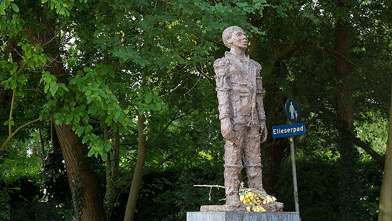 The statue titled "Elieser" at the Beth Haim Jewish cemetery near Amsterdam, the Netherlands. (courtesy of Historisch Amstelland)