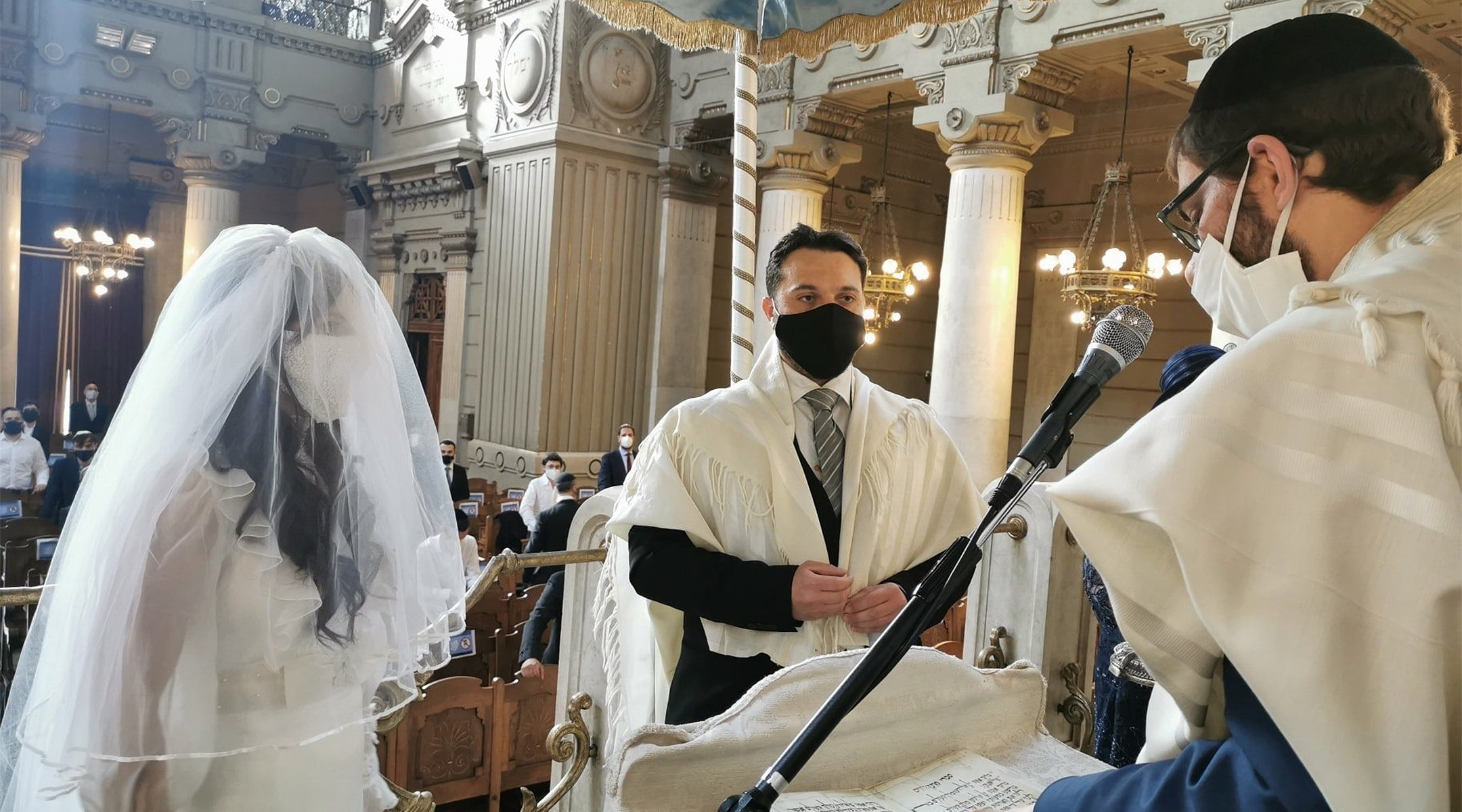Rabbi Menachem Lazar, right, officiating at the wedding of Marco Del Monte and Elinor Hanoka at the Great Synagogue of Rome, Italy on June 7, 2020. (Courtesy of Chabad Piazza Bologna)