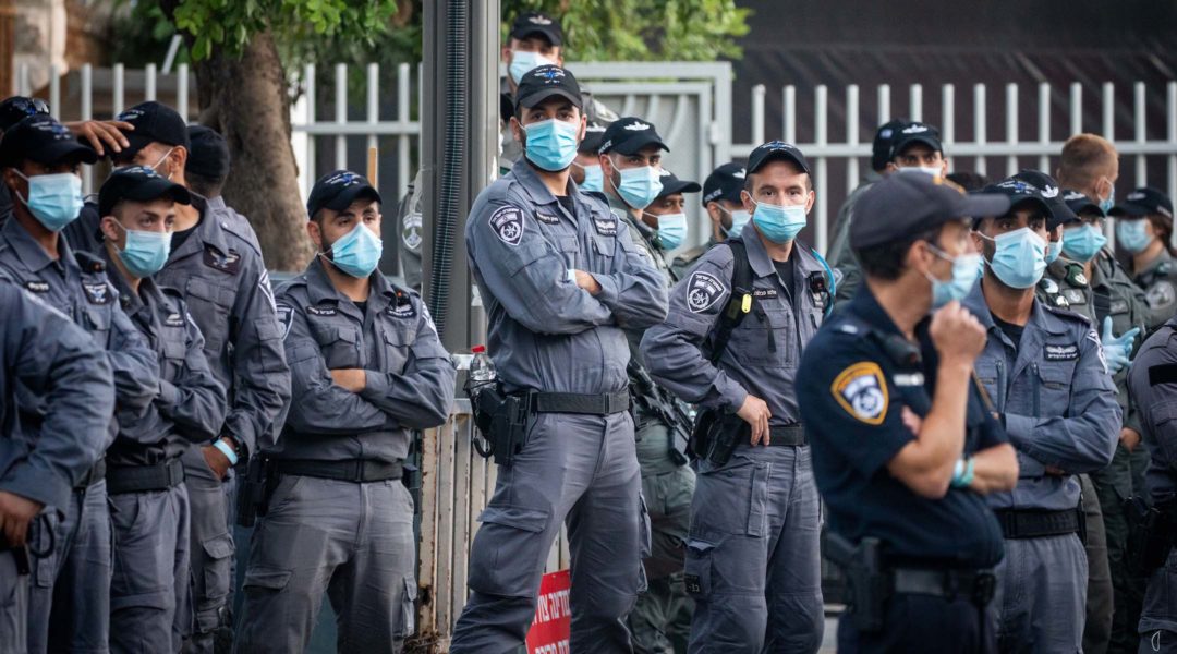 Israeli police officers stand guard during a protest against Israeli Prime Minister Benjamin Netanyahu in Jerusalem on July 17, 2020. More than 1000 American police officials have gone to Israel to watch the Israel Police in action and study counterterrorism practices. (Yonatan Sindel/Flash90)