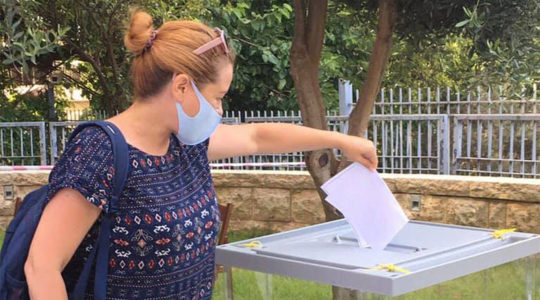 Yael Ilinsky votes for a second time at the Russian consulate in Haifa, Israel in June 2020. (Yael Ilinsky/Facebook)