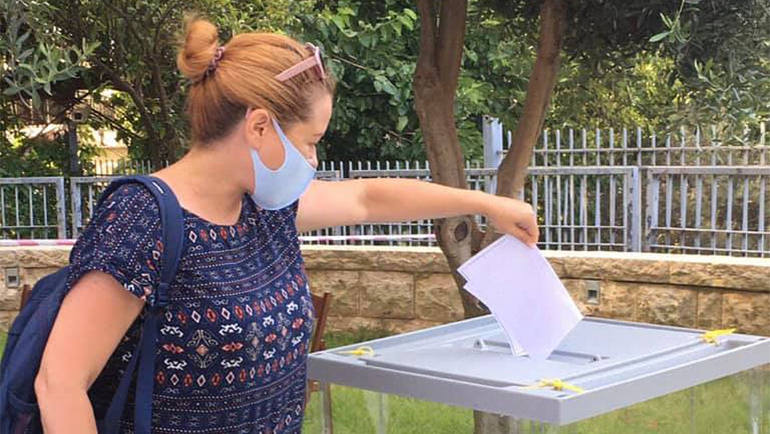 Yael Ilinsky votes for a second time at the Russian consulate in Haifa, Israel in June 2020. (Yael Ilinsky/Facebook)