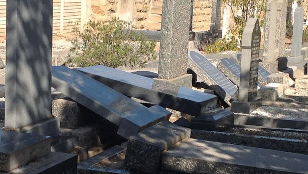 The aftermath of vandalism at the Oudtshoorn Jewish cemetery in South Africa (Cape SAJB)