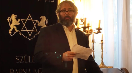 Rabbi Peter Finali speaks at a synagogue in Budapest, Hungary in 2016. (Peter Finali/YouTube)