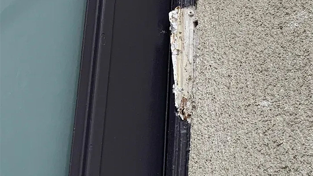 A piece of a broken mezizah hangs on the door frame of the Yismah Moché Synagogue in Paris, France on Aug. 14, 2020. (BNVCA)