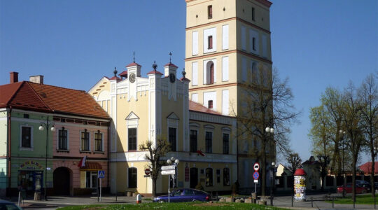 A view of the town hall and market square of Leżajsk, Poland in 2010. (Wikimedia Commons/Krzysztof Dudzik)