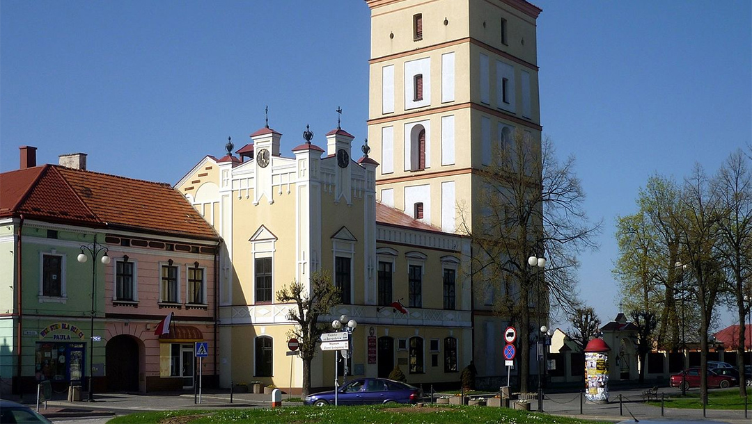 A view of the town hall and market square of Leżajsk, Poland in 2010. (Wikimedia Commons/Krzysztof Dudzik)