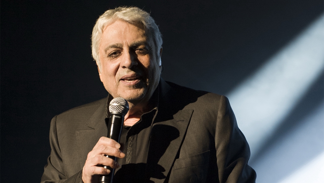 Enrico Macias sings during a concert in Paris in 2016. (Wikimedia Commons)