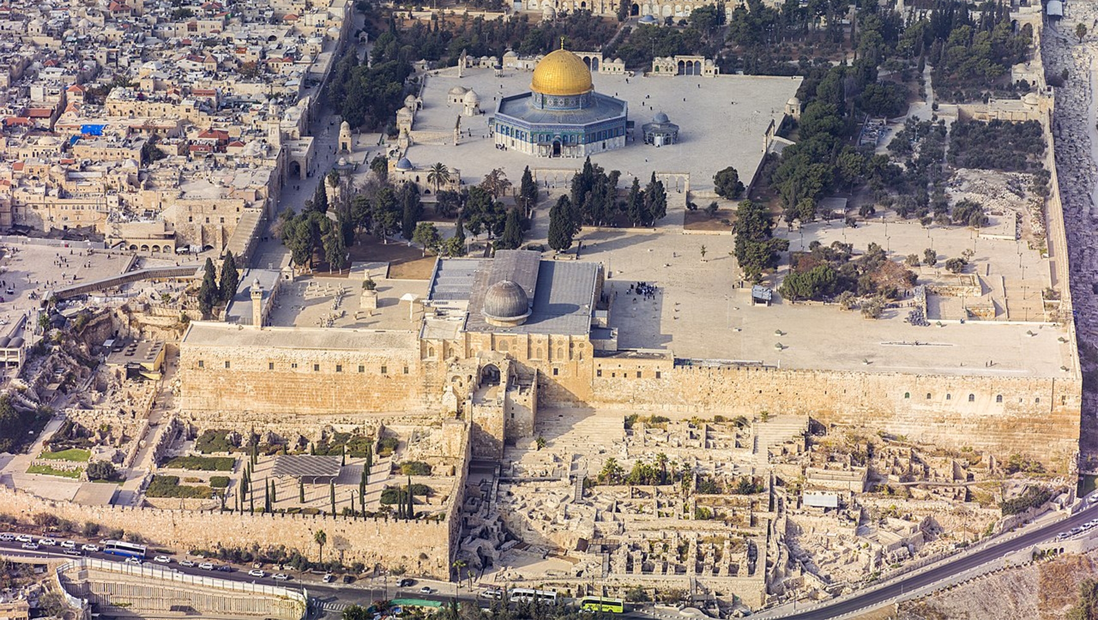 A veiw to the Temple Mount and Al Haram Al Sharif in Jerusalem, Israel. (Andrew Shiva/Wikimedia Commons)