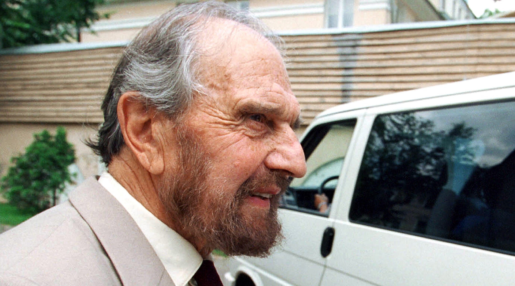 George Blake, a former MI6 officer, enters a car in Moscow, Russia on June 28, 2001.(Yuri Martianov/Kommersant Photo/AFP via Getty Images)