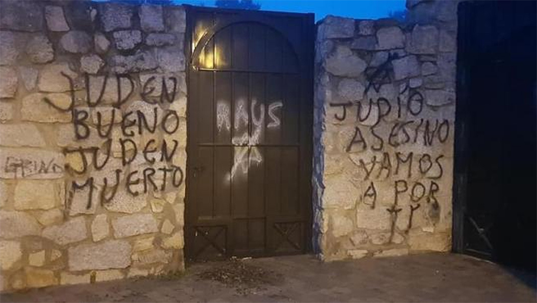 Graffiti calling for the murder of Jews at the entrance to the Jewish cemetery of Hoyo de Manzanares, Spain on Dec. 24, 2020. (José de Isasa)