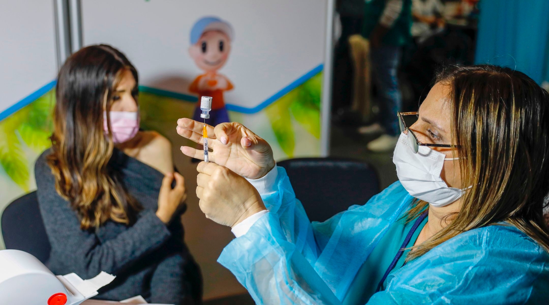 An Israeli healthcare worker prepares a dose of the COVID-19 vaccine at a health clinic in Jerusalem on January 14, 2021. (Ahmad Gharabli/AFP via Getty Images)