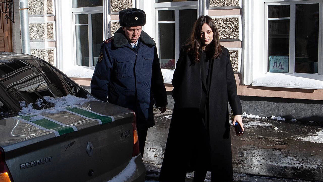 A police officer escorts Lucy Shteyn to court from house arrest at her home in Moscow, Russia on Feb. 15, 2021. (Courtesy of Lucy Shteyn)
