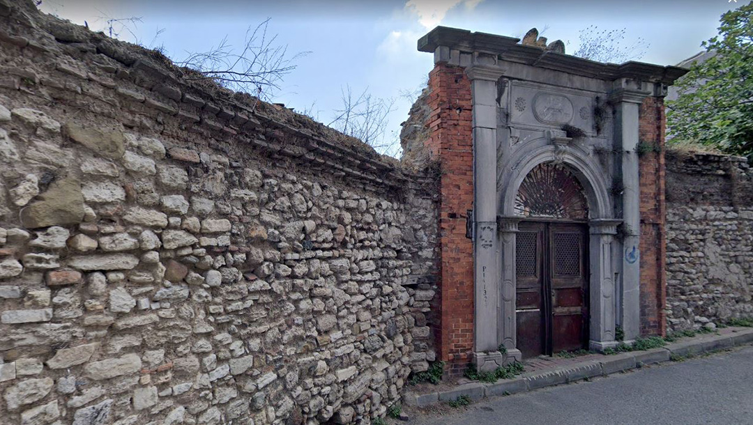 The entrance to the former Kasturya Synagogue in Istanbul, Turkey. (Google)