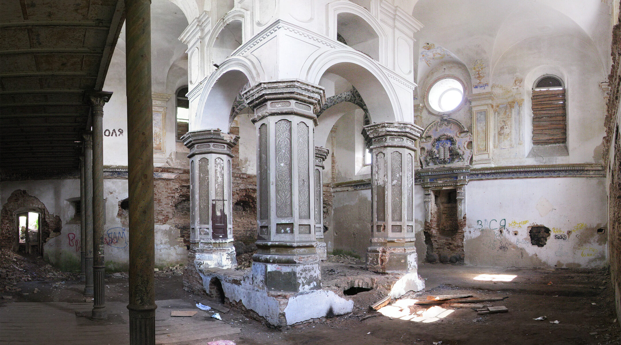 The interior of the Great Synagogue of Slonim, Belarus pictured in 2007. (Wikimedia Commons)