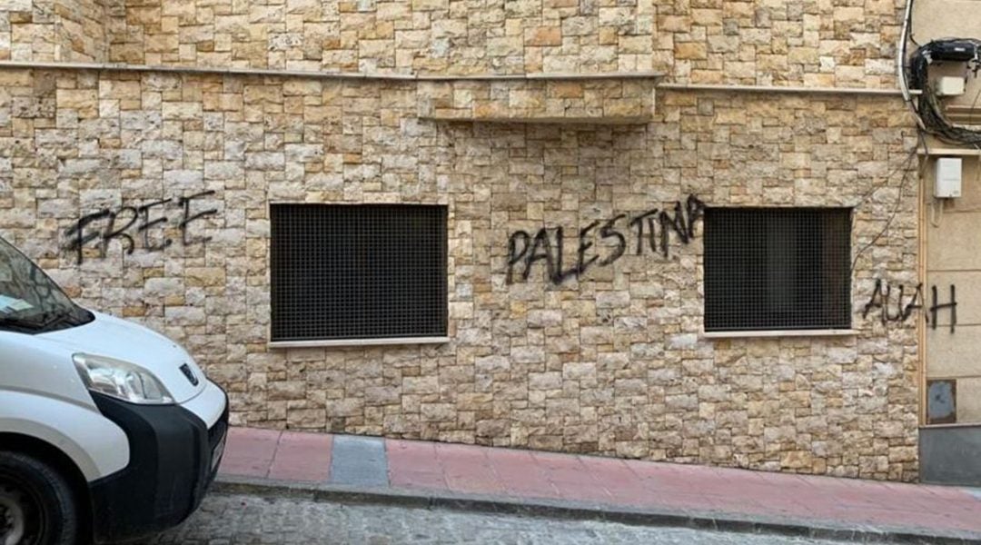 A pro-Palestinian slogan and the acronym for a praise for Allah on the wall of the synagogue in Cueta, Spain on May 12, 2021. (FJCE)