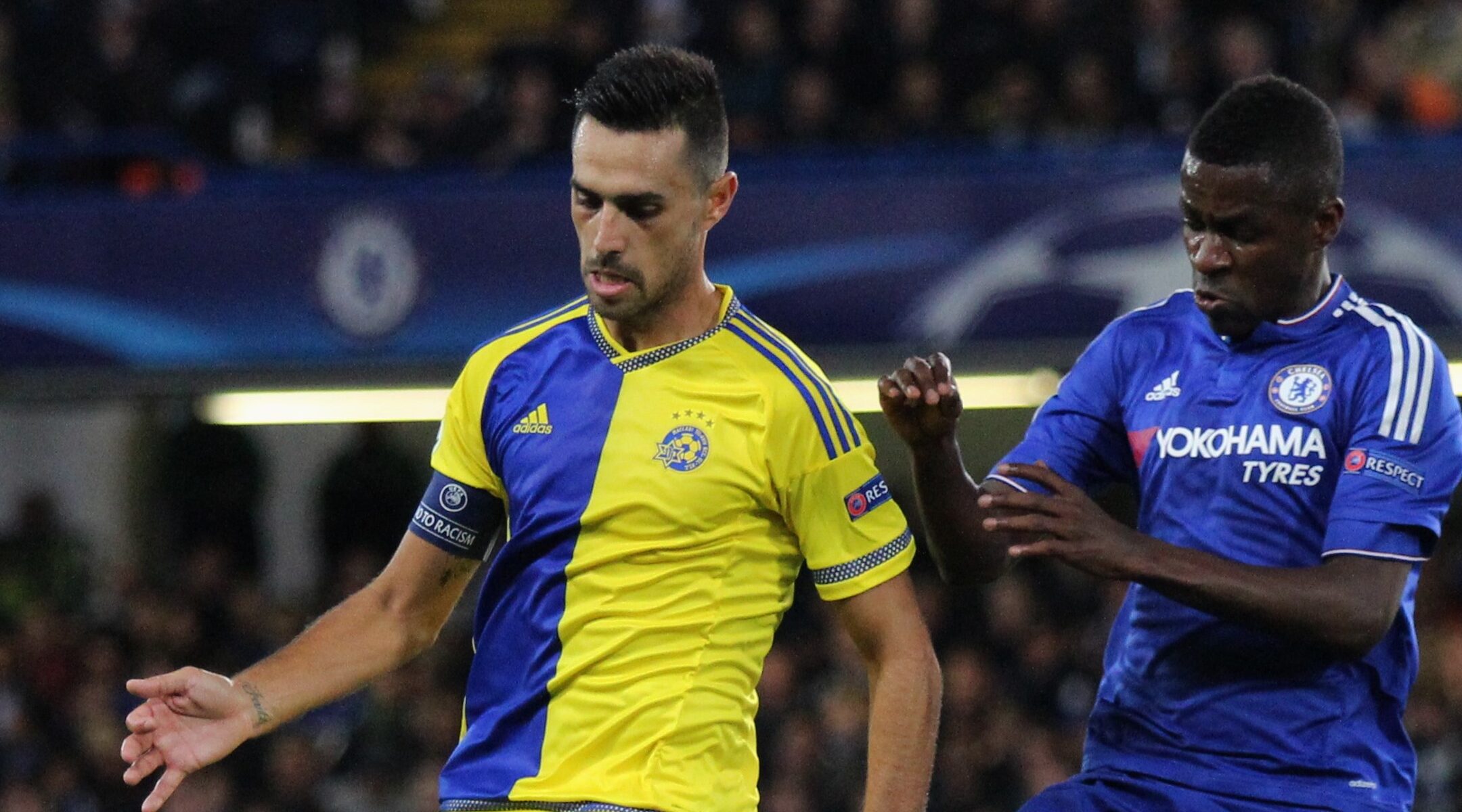 Eran Zahavi, left, plays for Israel at a Champions League game against Chelsea FC in London, UK on Sept. 16, 2016. (Wikimedia Commons)