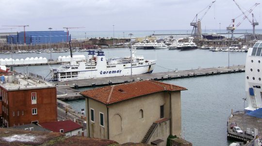 A ship docks at the port of Livorno, Italy on april 14, 2008. (Wikimedia Commons)