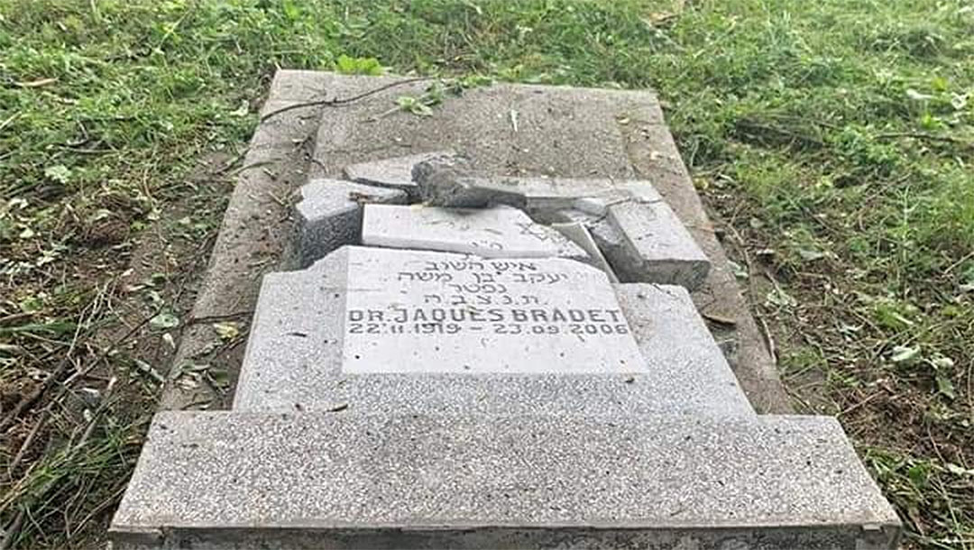 The after math of vandalism at the Jewish cemetery of Ploesti, Romania in June 2021. (MCA Romania)