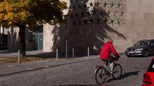 A cyclist passes by the synagogue of Ulm, Germany on March 13, 2017. (Wikimedia Commons)