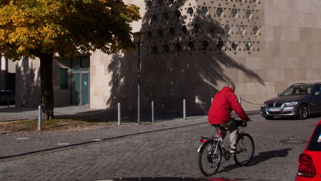 A cyclist passes by the synagogue of Ulm, Germany on March 13, 2017. (Wikimedia Commons)