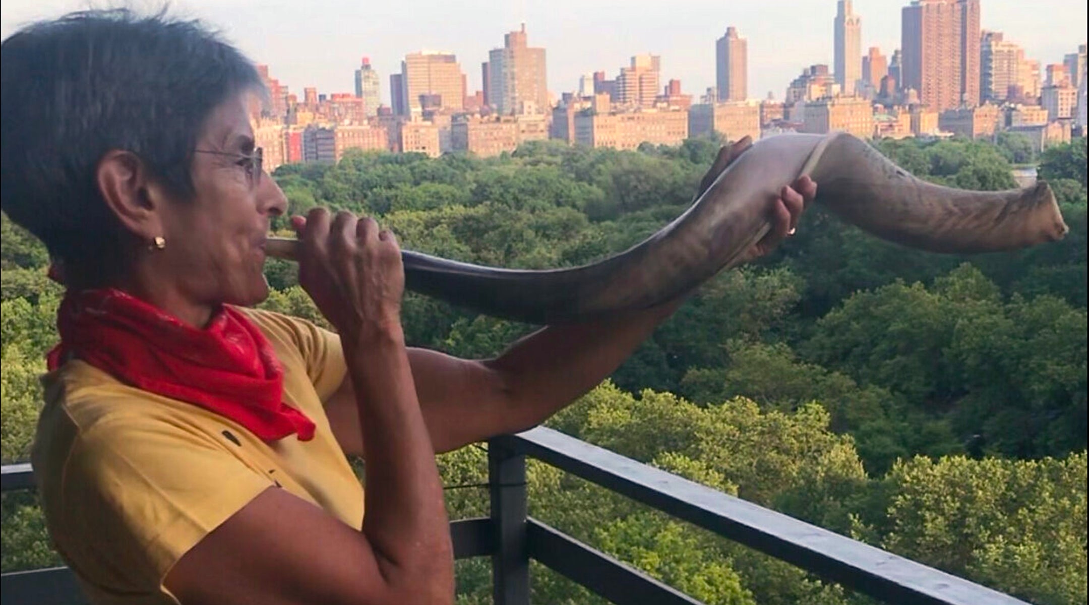 Meet the rabbi who still blows the shofar every night at 7 to salute
