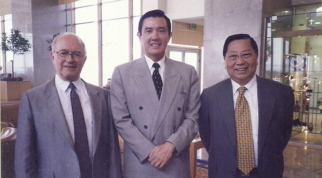 Ephraim Einhorn poses with Taiwanese officials