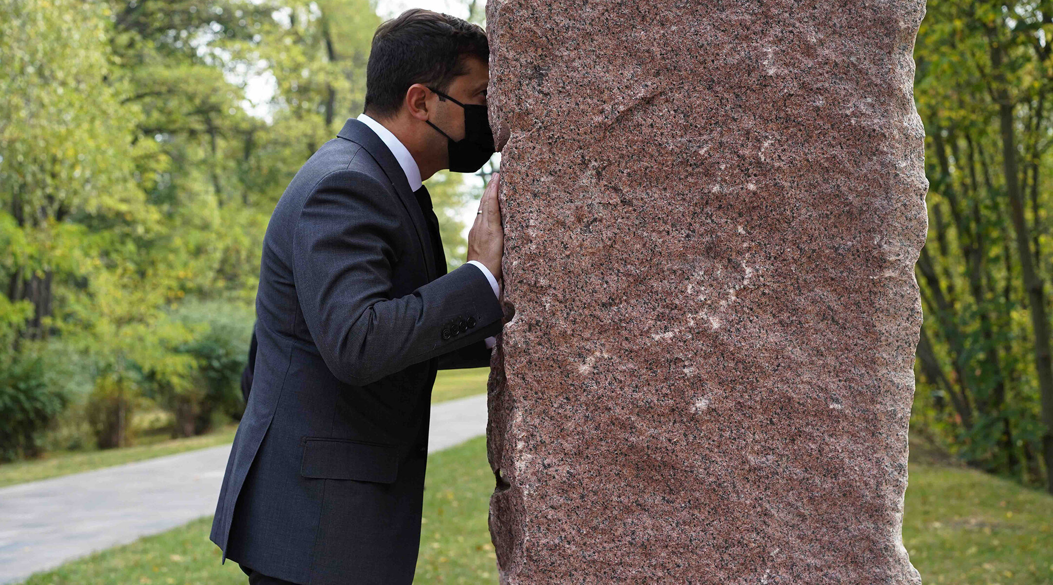 Ukrainian President Volodymyr Zelensky commemorates Holocaust victims at the at the Babyn Yar Holocaust Memorial Center in Kyiv, Ukraine in April 2021. (Courtesy of the Babyn Yar Holocaust Memorial Center.)