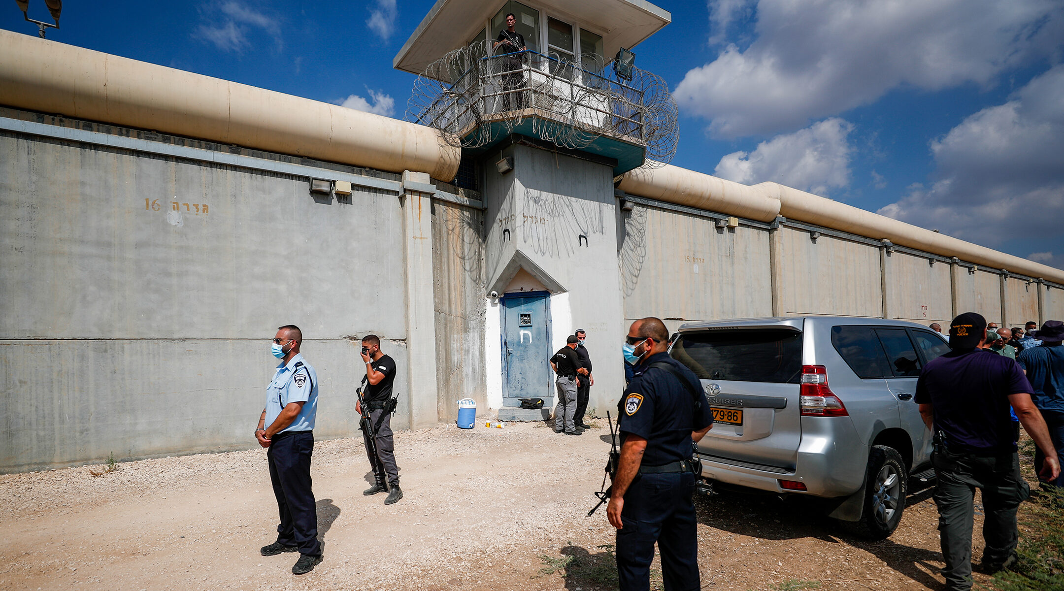 Police officers and prison guards inspect the scene of a prison escape of six Palestinian prisoners, outside the Gilboa prison in northern Israel on Sept. 6, 2021. (Flash90)
