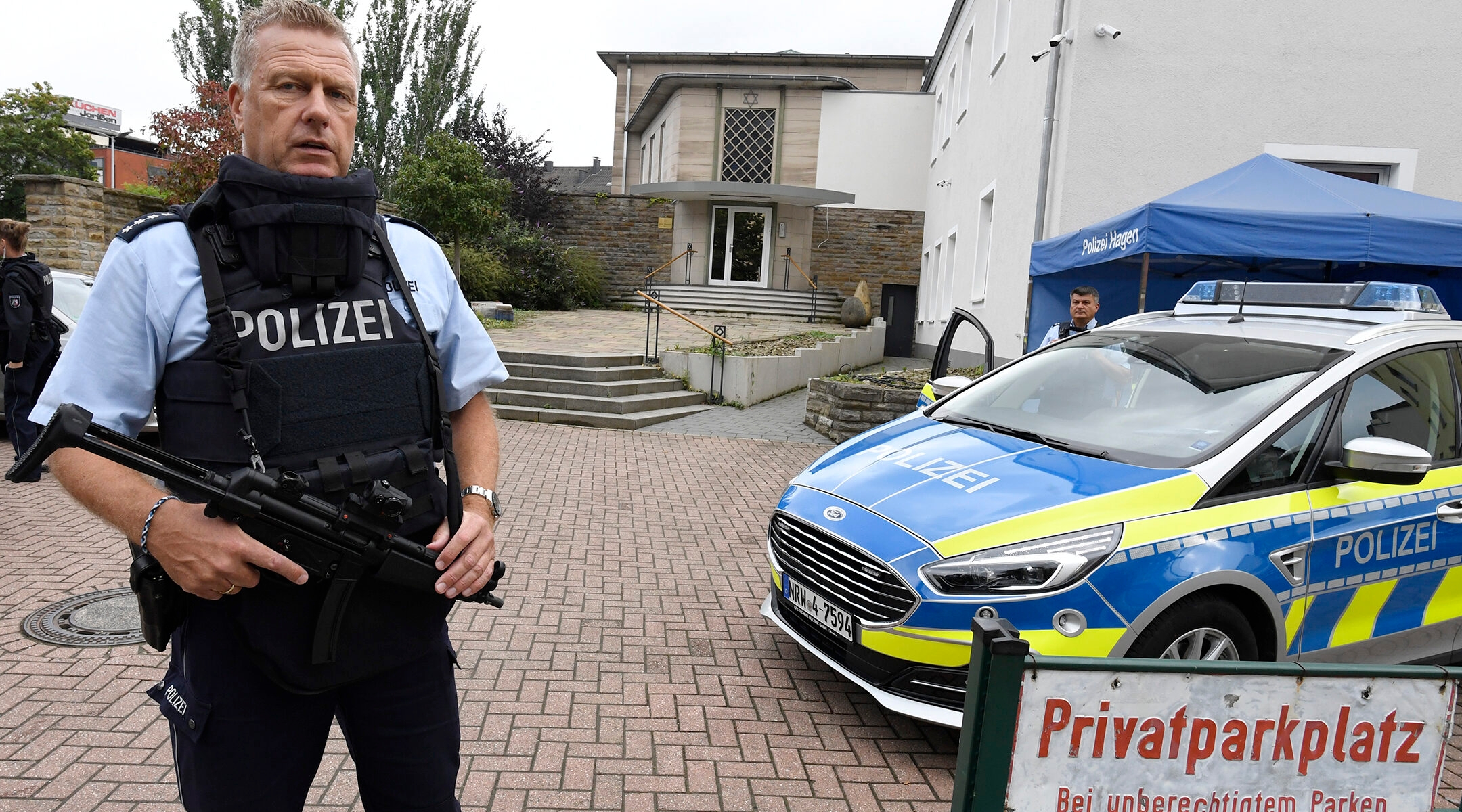 Police guard the synagogue of Hagen, Germany on Sept. 16, 2021. (Roberto Pfeil/picture alliance via Getty Images)