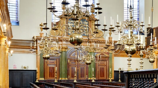 A chandelier at Bevis Marks synagogue in London, UK. (Peter Dazeley/Getty Images)
