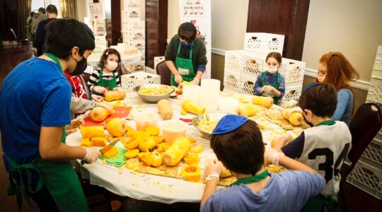 Synagogue prepares food for needy